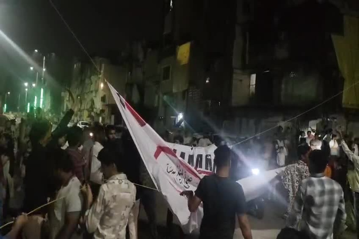 Indore News: देर रात शहर में ‘आई लव मोहम्मद’ के पोस्टर लगाने जुटी भीड़, मौके पर पहुंची पुलिस ने रोका, इंटेलिजेंस पर उठे सवाल
