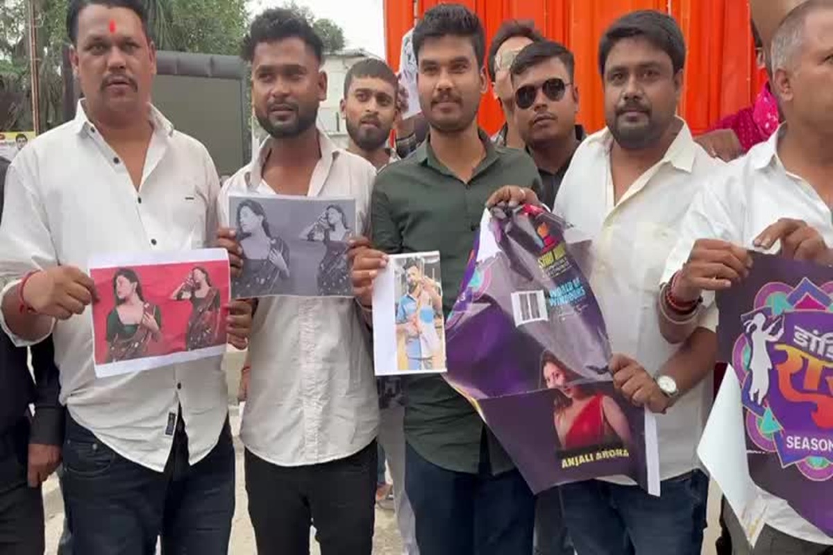 Ambikapur News: अंबिकापुर में यूट्यूबर एल्विश यादव और अंजलि अरोड़ा के कार्यक्रम को लेकर मचा बवाल, बड़ी संख्या में पुलिस बल तैनात..जानें मामला