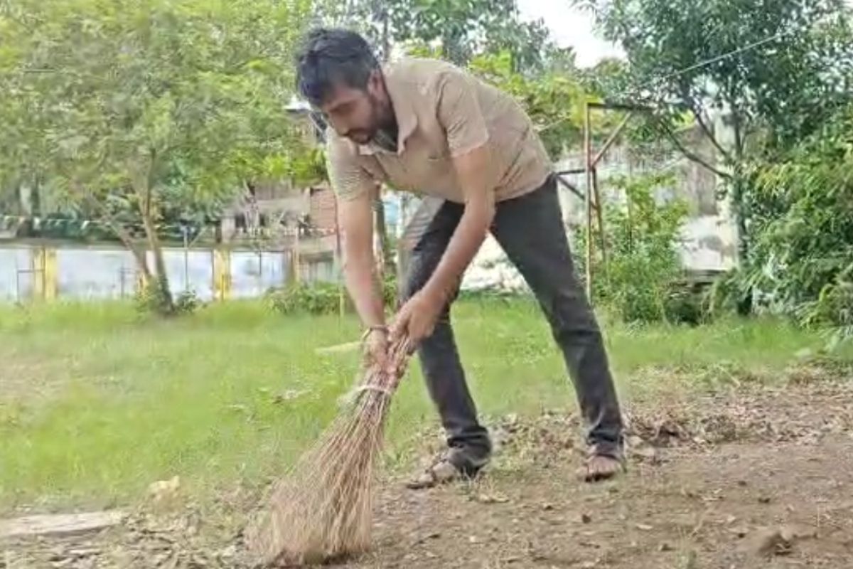 Balaghat News: 5 हज़ार सैलरी, लेकिन 1.20 करोड़ का टैक्स नोटिस! सफाईकर्मी के नाम पर हुआ चौंकाने वाला खुलासा