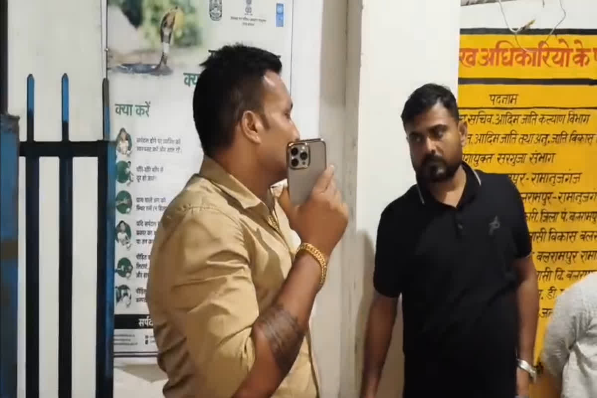 Balrampur News: हादसे के बाद भी नहीं सुधरे हॉस्टल अधीक्षक, रात में करते हैं शराब और चिकन पार्टी, छात्रावास का हैरान करने वाला सच आया सामने