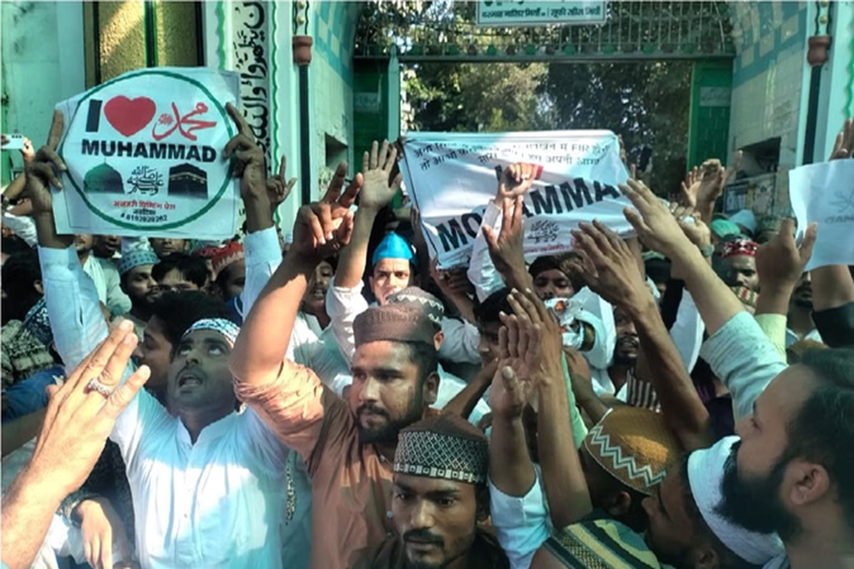 Bareilly News: ‘आई लव मोहम्मद’ मामले को लेकर बरेली में बवाल! पुलिस ने रोका तो प्रदर्शनकारियों ने किया पथराव, हाई अलर्ट पर पुलिस