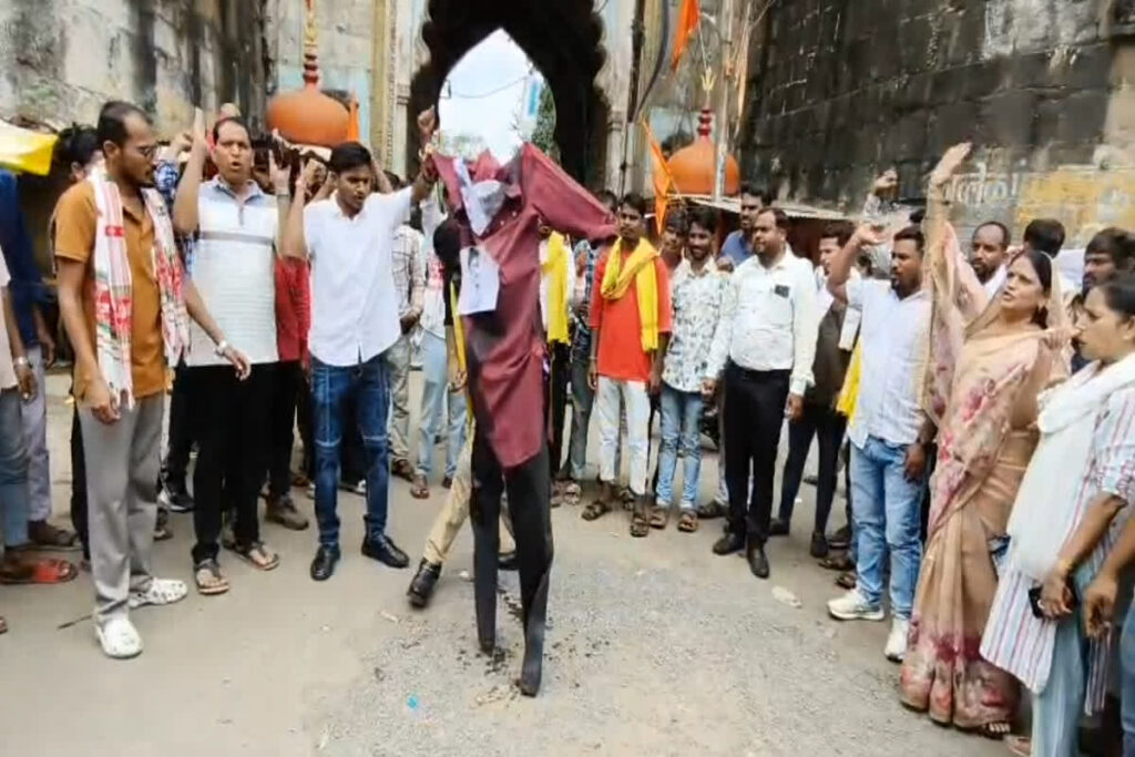 Barwani News, Barwani BJP leader controversy, Barwani molestation case, Silavad Mandal President Ajay Yadav, Barwani woman cop harassment, Barwani Congress protest, Montu Solanki Barwani news, Subhadra Parmar Congress Barwani, Barwani SDM office protest, Barwani political news 2025, Barwani woman safety issue, Barwani police misconduct protest, Barwani tribal women rights, Barwani BJP vs Congress, Barwani news today, Barwani demonstration against BJP