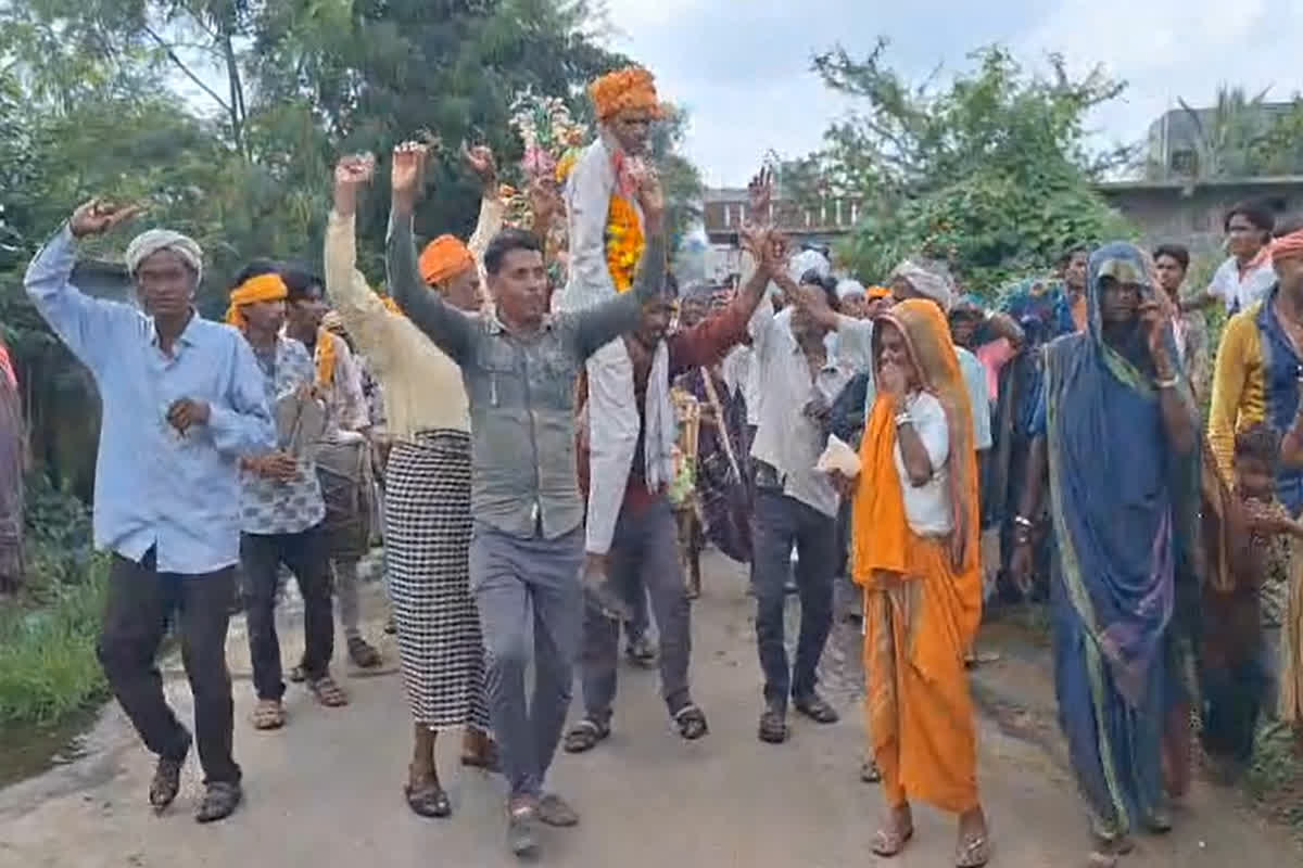 Barwani News: 30 साल बाद लौट आया ‘मरा हुआ बेटा’, गांव में मना जश्न, मां की आंखों में खुशी के आंसू, मृत मान चुके थे परिजन