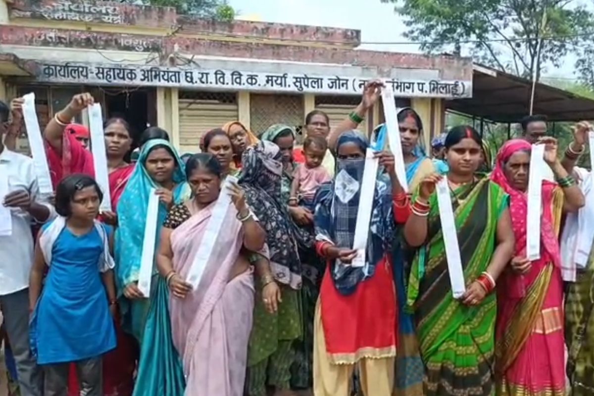 Bhilai News: बिजली बिल को लेकर महिलाओं का हंगामा! अधिकारी से हुई तीखी बहस, अभियंता बोले- 100 यूनिट तक ही राहत, बाकी को चुकाना होगा पूरा बिल