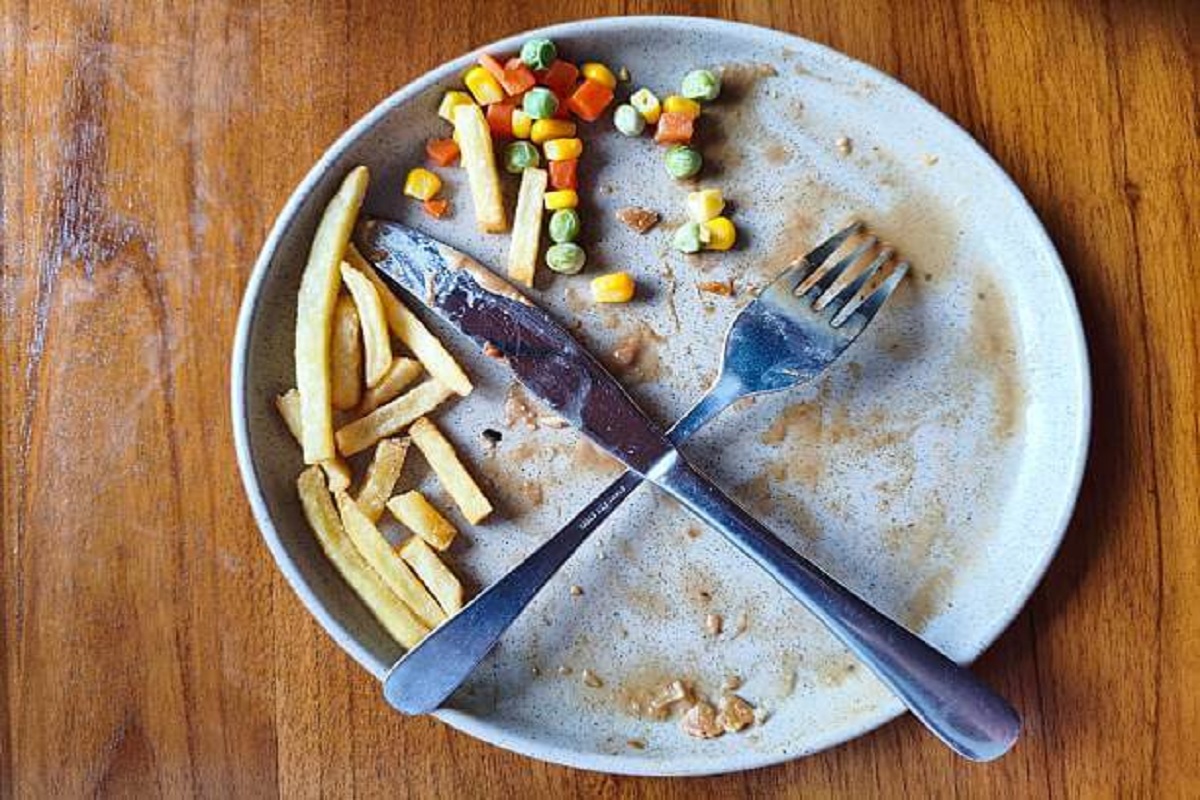 Bhojan ke Niyam : क्या थाली में जूठन छोड़ने से होता है देवी अन्नपूर्णा का अपमान? इसकी सज़ा जान गए तो कभी नहीं करेंगे ये गलती..