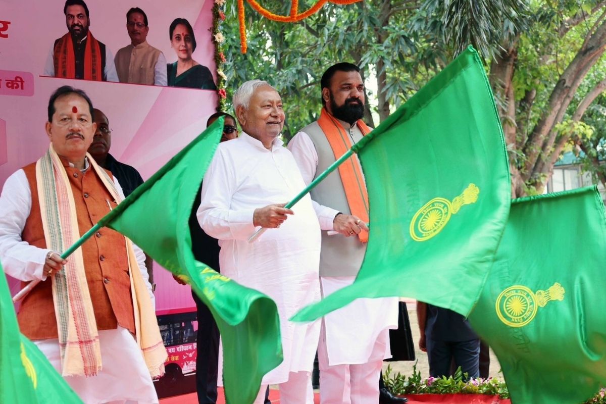 Bihar News: बिहार की महिलाओं को मिली बड़ी सौगात, CM नीतीश ने 80 पिंक बसों को दिखाई हरी झंडी, 1065 बसों में में मिलेगा ई-टिकटिंग का लाभ