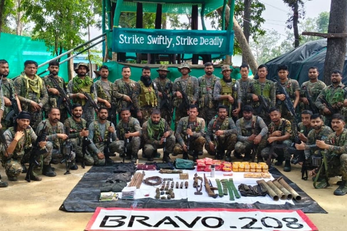 Bijapur Naxal News: बीजापुर के जंगलों में मिला नक्सलियों के हथियारों का जखीरा, कोबरा बटालियन ने ऐसे किया भंडाफोड़, माओवादियों की बड़ी साजिश नाकाम