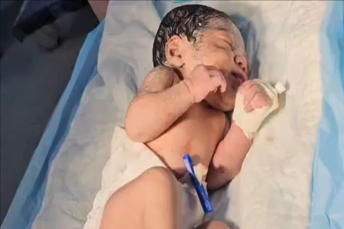 Burhanpur News: नवरात्रि पर इंसानियत शर्मसार! नाबालिग मां ने नवजात का गला घोंटकर फेंका, ICU में ज़िंदगी से लड़ रही मासूम, करतूत जान डॉक्टर भी कांप उठे