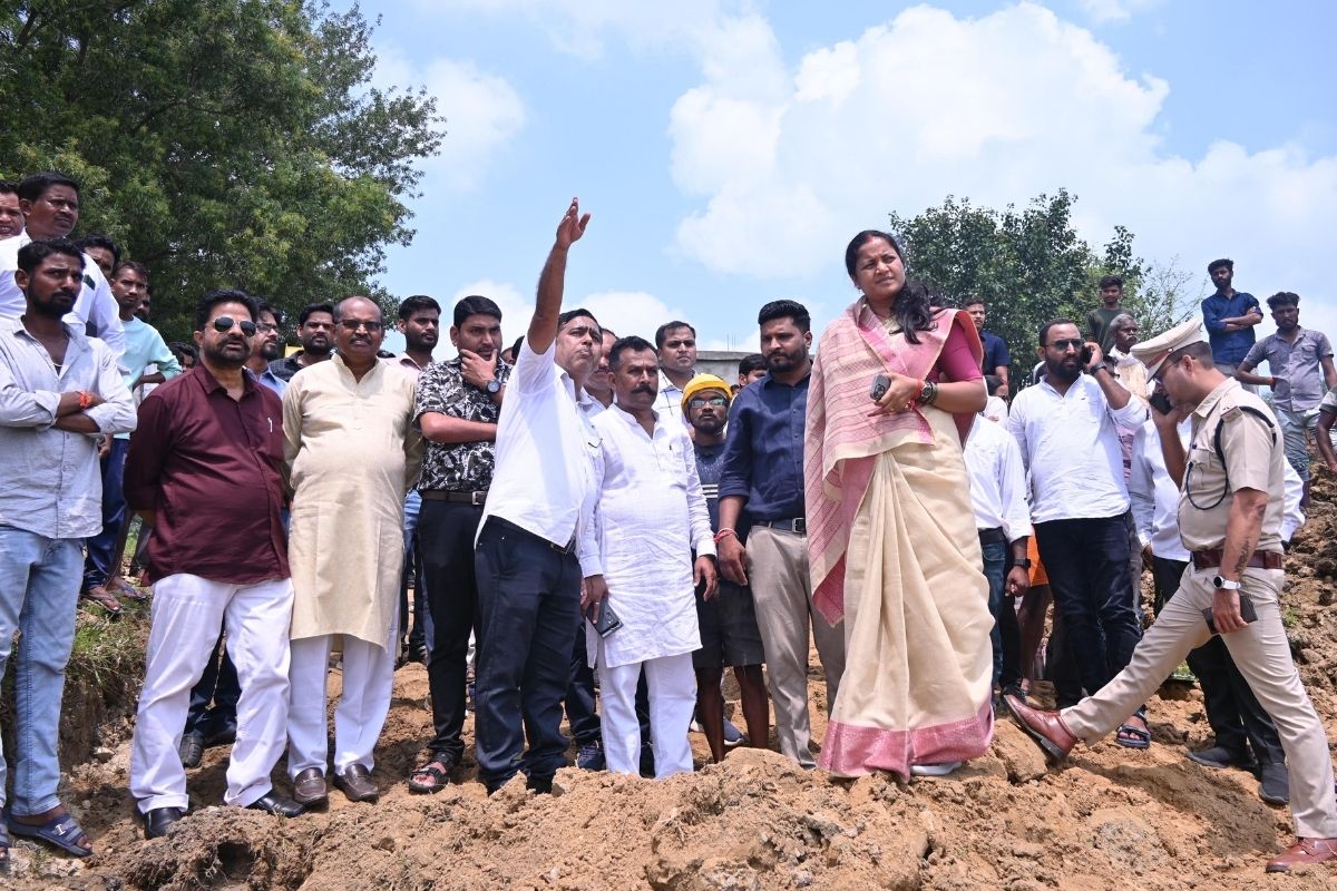 CG News: मंत्री लक्ष्मी राजवाड़े ने गोबरी नाला पर अस्थायी रपटा पुल निर्माण का निरीक्षण, अधिकारियों को दिए तेज़ी लाने के निर्देश, कहा- लापरवाही नहीं होगी बर्दाश्त