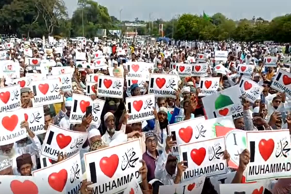 I Love Muhammad Controversy in Bhilai: भिलाई तक पहुंचा ‘आई लव मोहम्मद’ का पोस्टर विवाद, नमाज के बाद मुस्लिम समाज ने एसडीएम को सौंपा राष्ट्रपति के नाम ज्ञापन, की ये मांग
