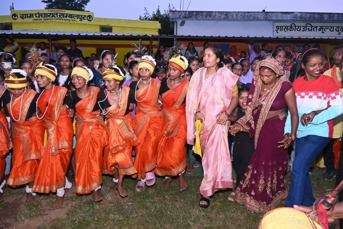Chhattisgarh News: करमा तिहार में शामिल हुईं मंत्री लक्ष्मी राजवाड़े, पारंपरिक गीतों और नृत्यों की छटा का लिया आनंद, बढ़ाया ग्रामीणों का उत्साह