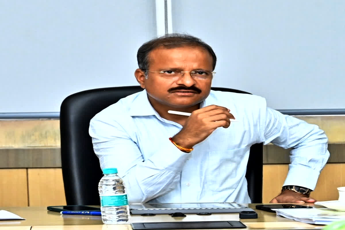 Chhattisgarh News: मुख्यमंत्री के प्रमुख सचिव ने नक्सल प्रभावित जिलों में विकास कार्यों की समीक्षा की, गांव-गांव तक योजनाओं की पहुँच सुनिश्चित करने के निर्देश