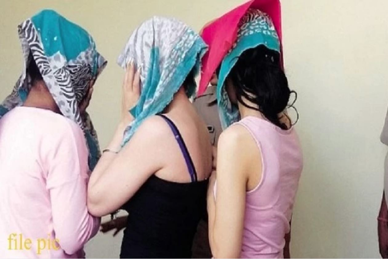 Sex Racket Busted: दिन में कॉलेज तो रात में सेक्स के बदले पैसे कमाती थी ये लड़कियां.. कई स्टूडेंट ने बना लिए थे परमानेंट ग्राहक, रात में करती थी कॉल
