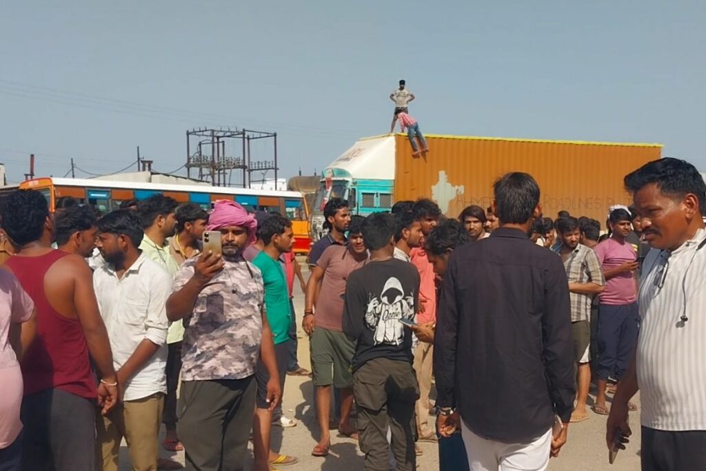 Datia News, Datia RTO protest, Chirula RTO Datia, illegal toll collection NH44, Datia truck driver protest, Gwalior-Jhansi highway jam, Datia traffic news, Datia RTO corruption, NH44 truck accident Datia, Datia highway blockade, RTO officer Swati Pathak, Datia transport news, Chirula toll controversy, Madhya Pradesh transport protest, Datia NH44 incident, truckers protest in MP