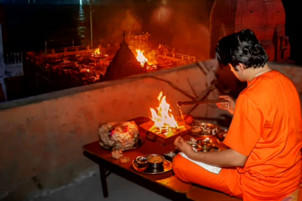 Dhirendra Shastri in Manikarnika Ghat: जलती लाशों के बीच पूरी रात साधना करते रहे पंडित धीरेंद्र शास्त्री / Image: Viral Video