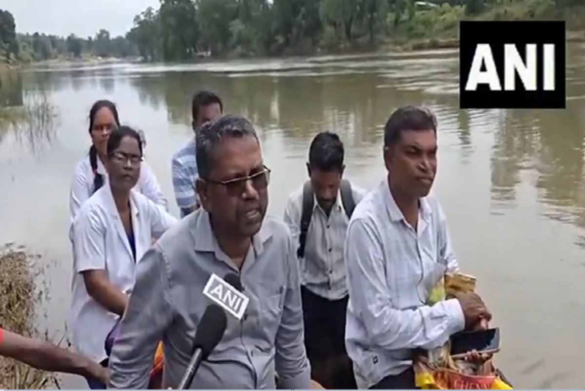 Bastar News: आसान नहीं है बस्तर में जिंदगी!.. गाँव में हेल्थ कैम्प लगाने के लिए CMHO की टीम ने उफनती नदी को किया पार