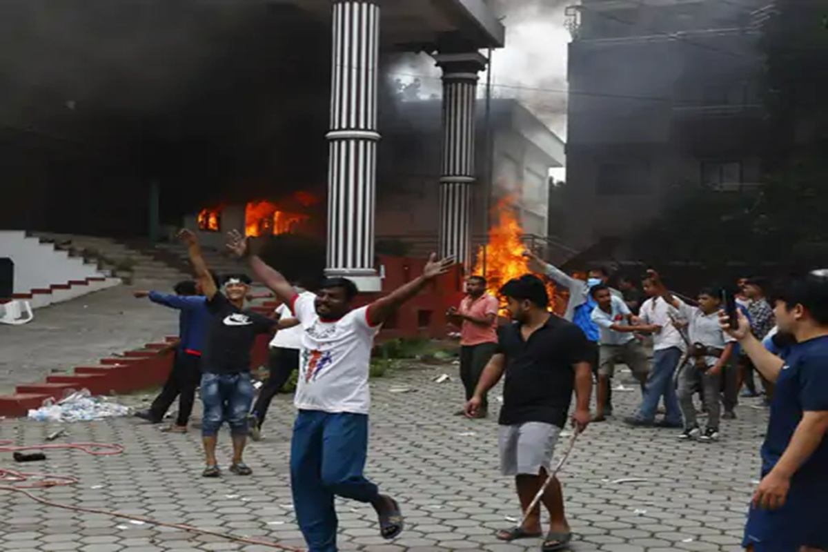 Nepal Protests Latest News: हिंसक प्रदर्शन के बीच नेपाल के प्रधानमंत्री ओली का इस्तीफा, काठमांडू छोड़कर भागे, इधर प्रदर्शनकारियों ने राष्ट्रपति, गृहमंत्री के घर को किया आगे के हवाले