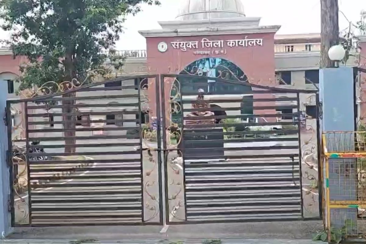 Gariyaband Collector News: 30 से अधिक कर्मचारी समय पर नहीं पहुँचे दफ्तर, कलेक्टर ने उठाया ये कड़ा कदम, अधिकारी भी रह गए दंग