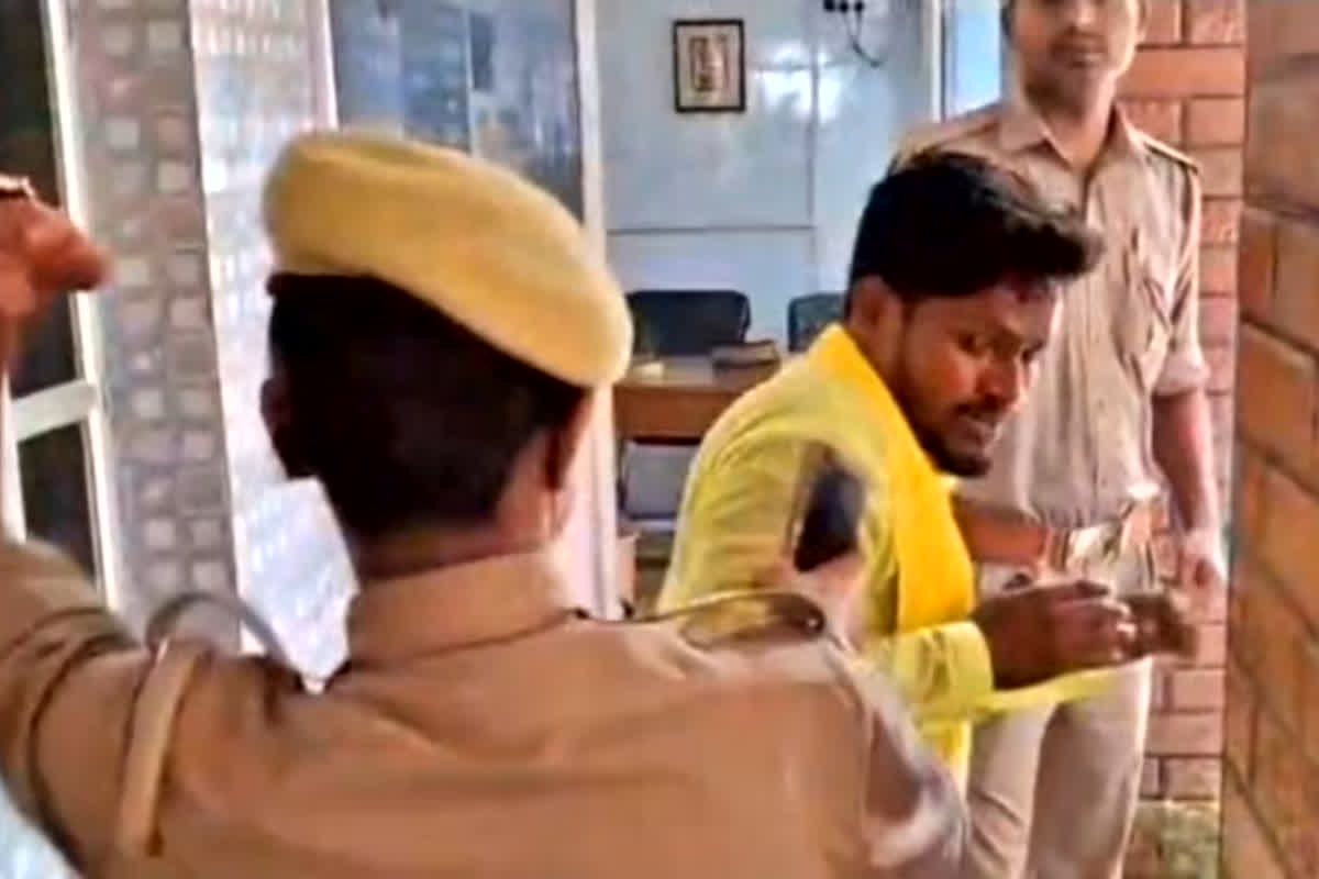 Lady Police Beaten Political Leader: एसपी कार्यालय के बाहर महिला पुलिसकर्मी ने नेताजी को पीटा, कहा- हाथ कैसे लगाया भो…..के…ज्यादा नेतागिरी नहीं…वीडियो वायरल