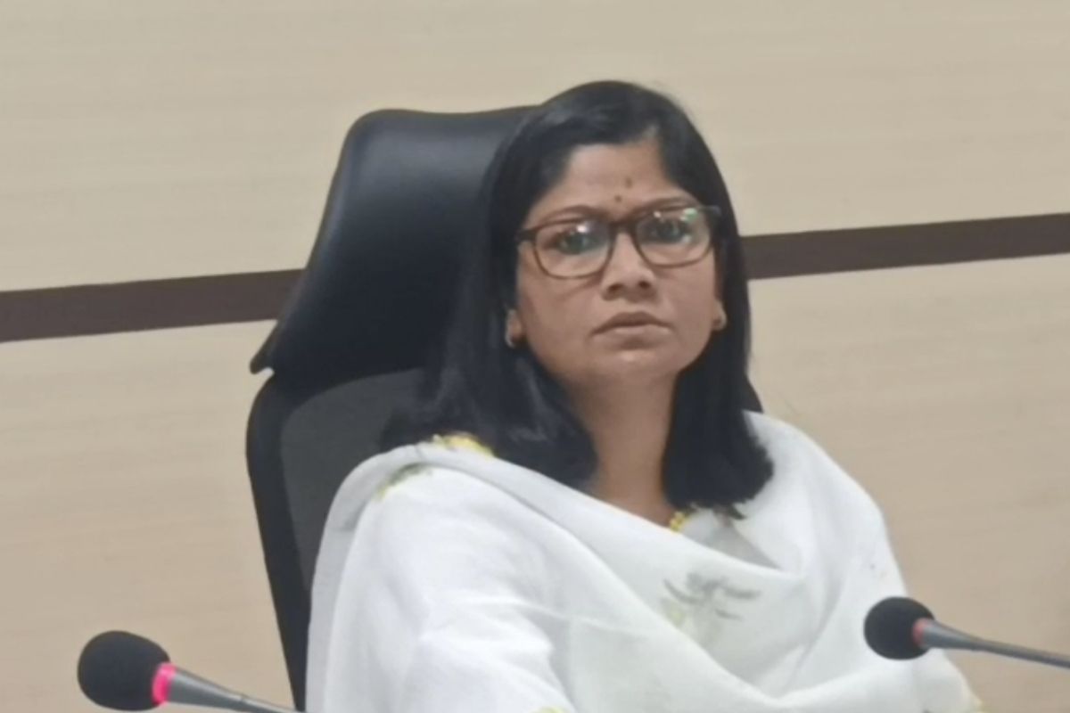 Gwalior Collector News: ‘सभी पति कुर्सी से उठो और पीछे जाकर बैठ जाओ!’, नवरात्री के पहले दिन कलेक्टर ने बैठक में लगाई क्लास, बोली- पत्नियों को ही काम करने दीजिए