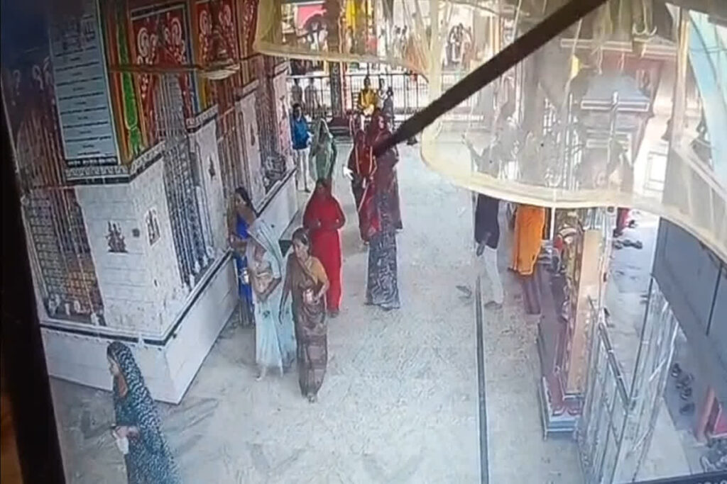 Hatta News, Hatta Chandi Mandir theft, Hatta temple gold chain stolen, Chandi temple crowd theft, Hatta Navratri temple incident, Madhya Pradesh temple theft 2025, Gold theft Hatta temple, Hatta temple CCTV footage, Hatta religious place security, Chandi Mandir Hatta crowd alert, Hatta temple safety concerns, Hatta temple news update, Temple theft Navratri Hatta, Hatta MP temple robbery, Chandi Mandir Hatta security, Hatta gold chain snatching case