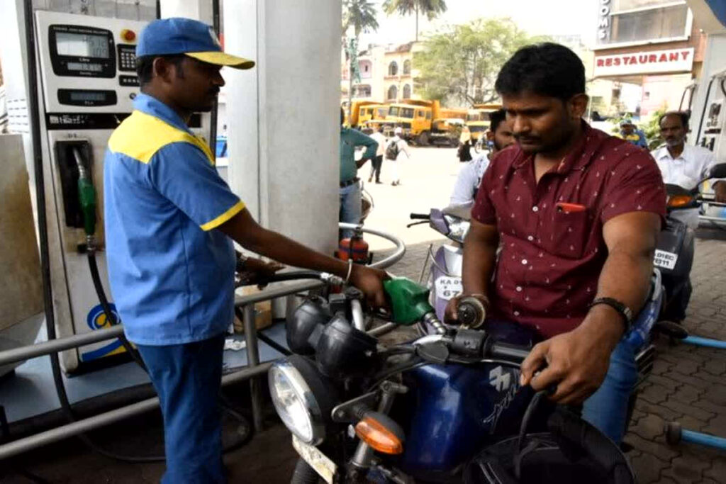 Petrol Diesel Price 3 November 2025: 90 रुपए से नीचे आया पेट्रोल-डीजल का रेट, दिवाली के बाद भारतीय लोगों के आए अच्छे दिन / Image: File