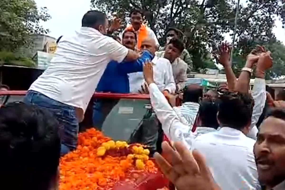 Betul News Today: DJ के शोर से बिगड़ी बीजेपी प्रदेश अध्यक्ष की तबीयत, कार्यक्रम के बीच आने लगा चक्कर, आनन-फानन में पहुंचाया गया अस्पताल