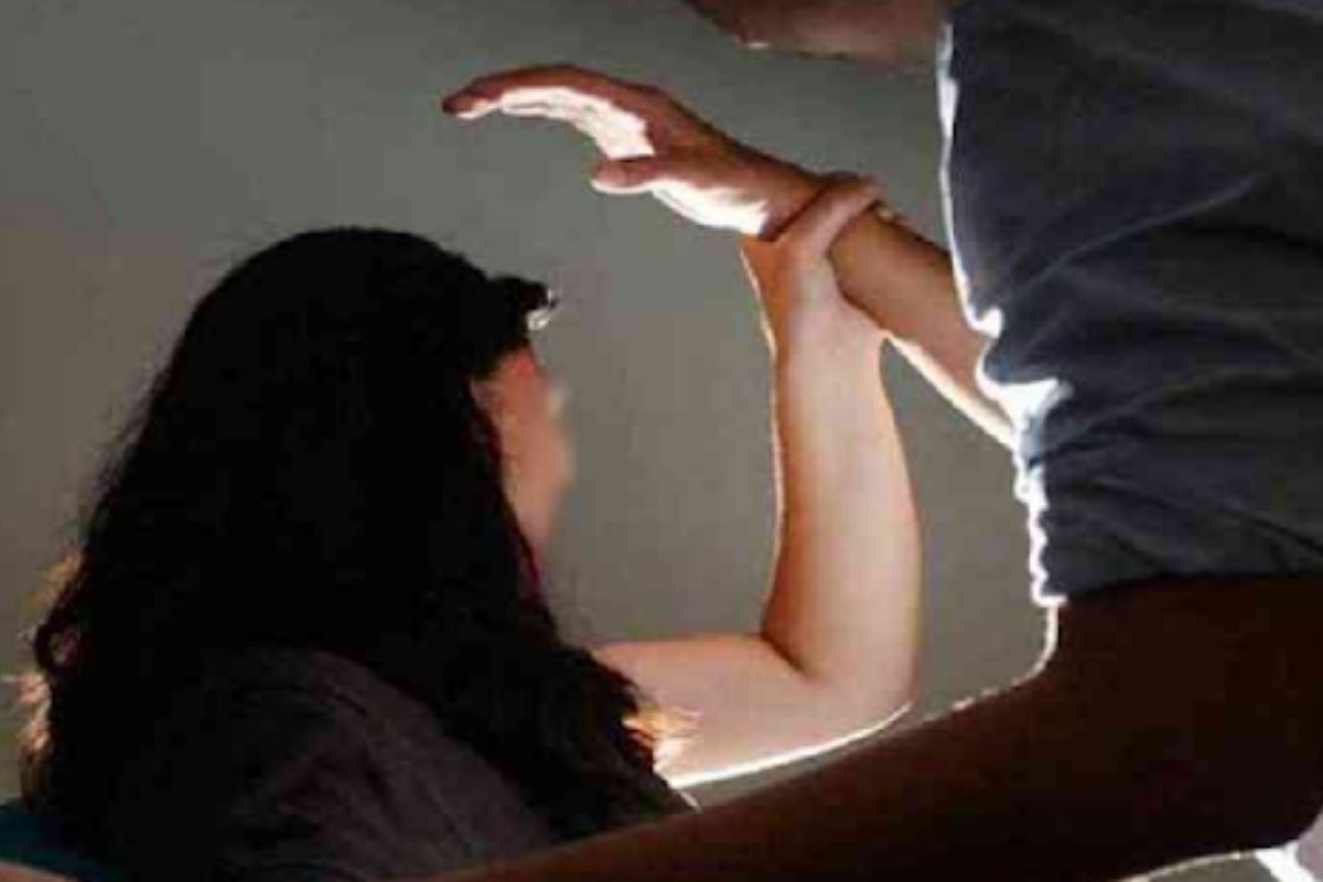 Indore Crime News: व्हाट्सएप पर अश्लील फोटो और वीडियो मांगता था युवक, आदिवासी समाज ने शादाब अली को रंगे हाथ पकड़ा, फिर युवती के कहने पर दे दी ये सजा