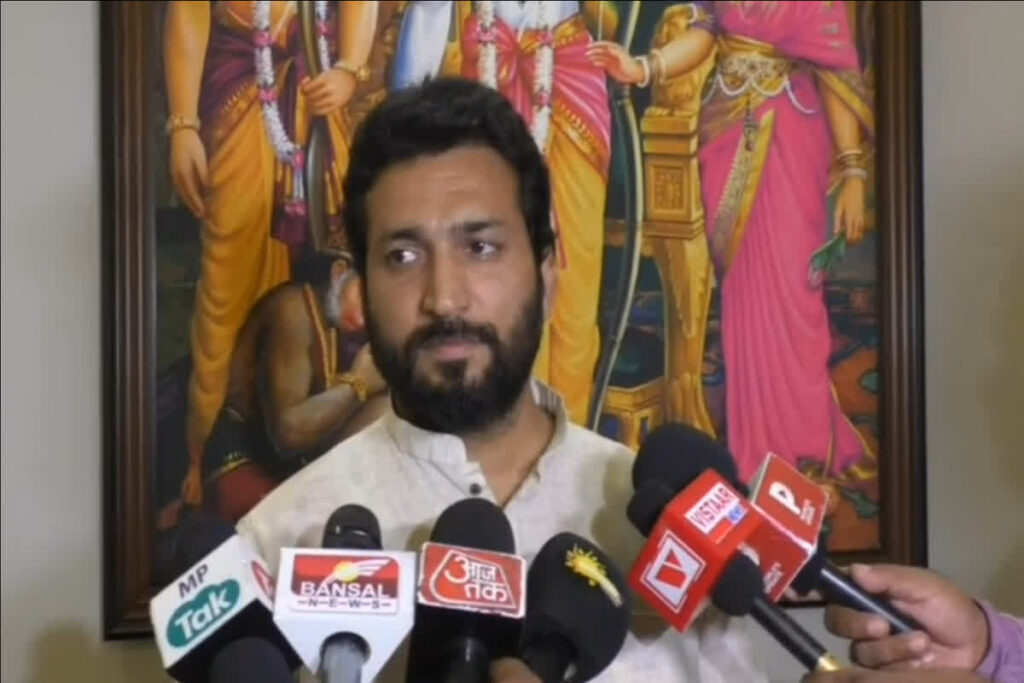 Indore News, Indore love jihad campaign, Eklavya Gaur news, Indore BJP latest update, Sitlamata Bazaar Indore, Indore cloth market news, Jihadi mindset controversy, Malini Gaur son Eklavya, Indore communal tensions, Love jihad awareness Indore, Indore Hindu Muslim issue, Madhya Pradesh political news, Indore shop employee removal, Eklavya Gaur viral speech, Indore business community response,