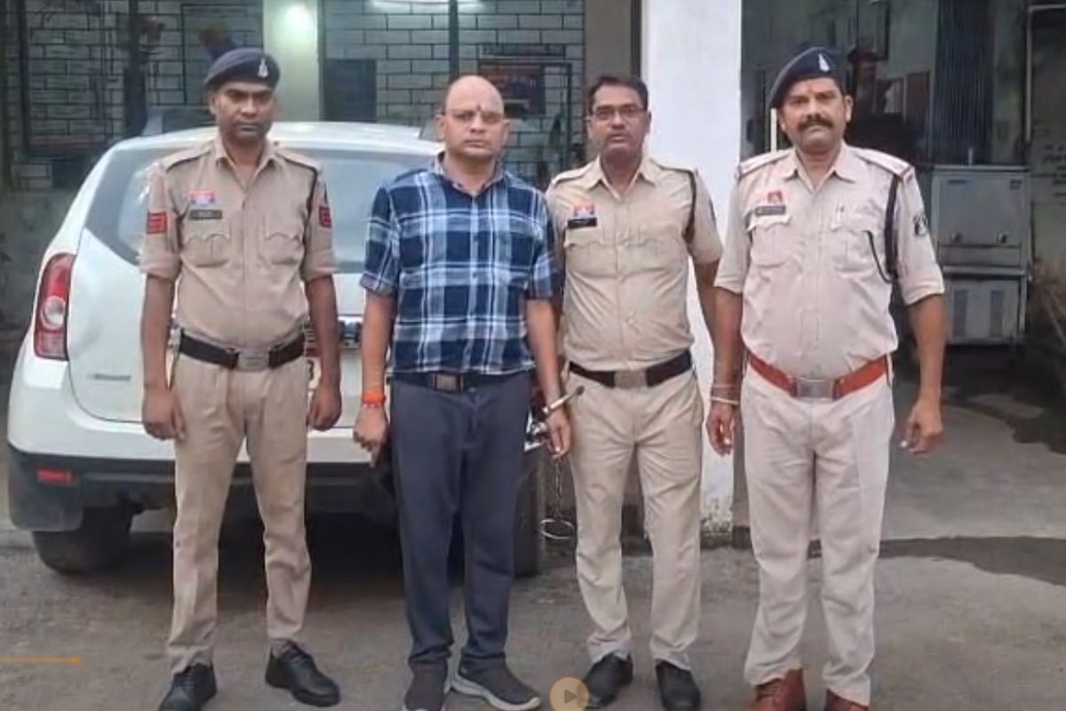 Janjgir Champa News: शिक्षक बना हैवान! छात्रा को घर बुलाकर किया ये घिनौना काम, चिल्लाई तो भागा… अब पुलिस ने ऐसे पकड़ा कि जानकर रह जाओगे हैरान