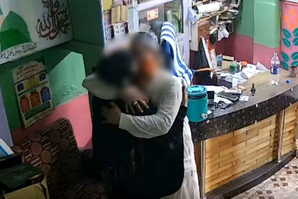 Jodhpur Maulana Viral Video: महिला के साथ सेक्स करते मौलाना का वीडियो वायरल / Image Source: IBC24