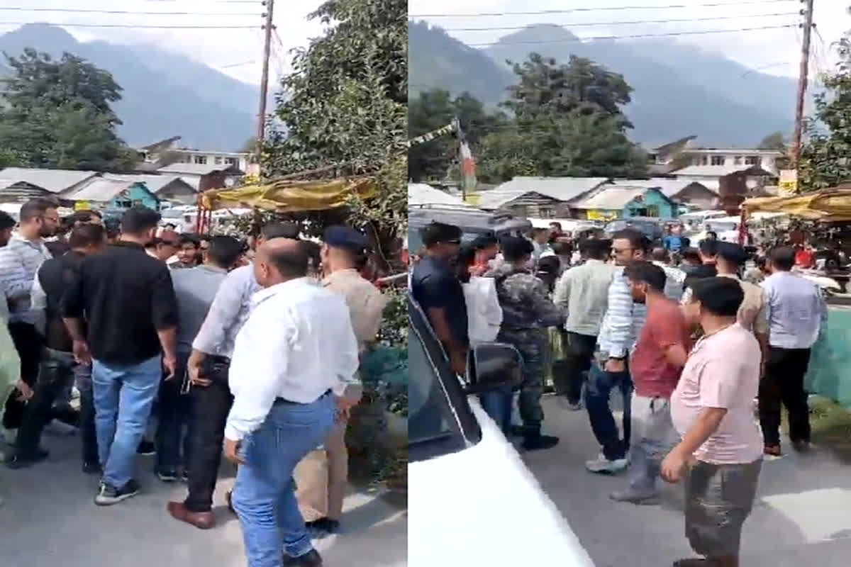 Kangana Ranaut: मनाली में कंगना रनौत के देरी से पहुंचने पर लोगों में नाराजगी, काला झंडा दिखाकर लगाए ‘कंगना गोबैक’ के नारे, देखें वीडियो