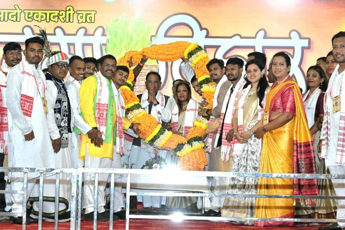 Karma Tihar in CM House: करमा तिहार के रंग में डूबा मुख्यमंत्री निवास, सीएम साय ने करमा दलों को किया सम्मानित, कहा- परंपरा को जीवंत रखना हमारा नैतिक कर्तव्य