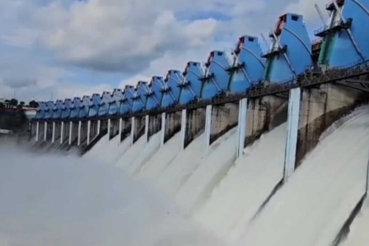 Khandwa News: नर्मदा नदी में फिर बाढ़ का खतरा, इंदिरा सागर बांध के 12 गेट खुले, निचले इलाकों में अलर्ट जारी