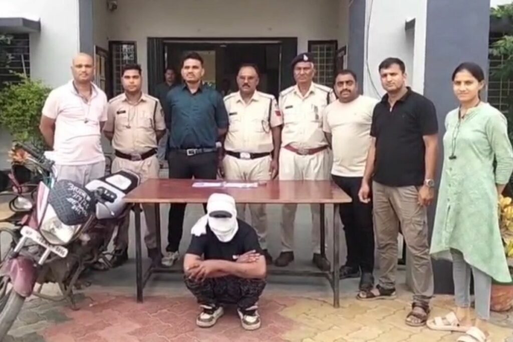 Khargone News, Khargone Woman Robbery Case, Gogawan Police Robbery Arrest, Khargone Crime News 2025, Madhya Pradesh Woman Loot Case, Lift Loot Incident Khargone, Gogawan Female Robbery, Khargone Jewellery Theft News, Shubham Amode Robbery Case, Khargone Criminal Arrest, MP Gold Robbery 2025, Khargone Bike Robbery, Khargone Looter Arrested, Khargone Police Investigation News, Khargone Crime Patrol Style Case, Khargone Loot FIR Update