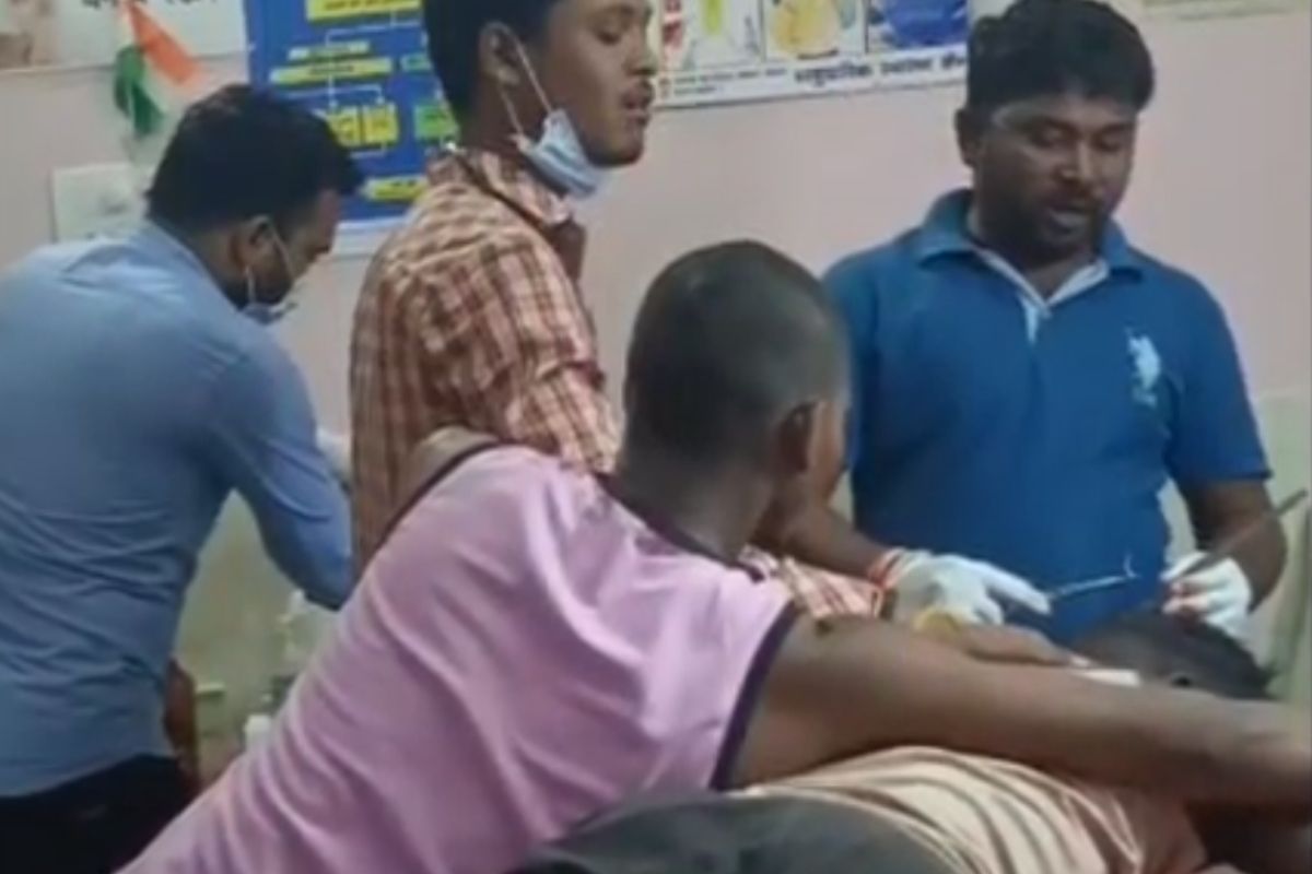 Mahasamund News: सामुदायिक स्वास्थ्य केन्द्र में बड़ी लापरवाही! घायल को एम्बुलेंस चालक ने लगाया टांका, फोटो वायरल होते ही मचा हड़कंप