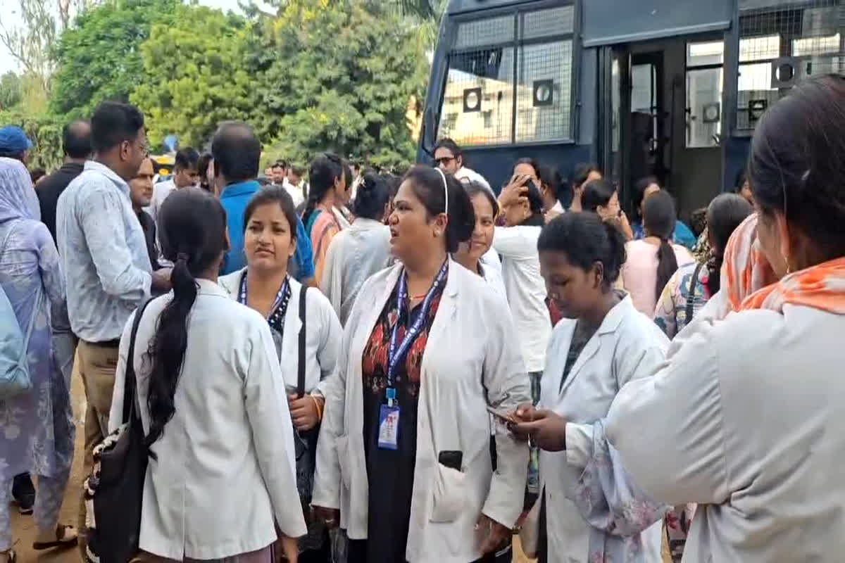 NHM Employees Strike Over: NHM कर्मचारियों की मांगों पर मुहर! हड़ताल खत्म कर लौटेंगे काम पर, आज दोपहर स्वास्थ्य मंत्री श्याम बिहारी कर सकते हैं बड़ा ऐलान