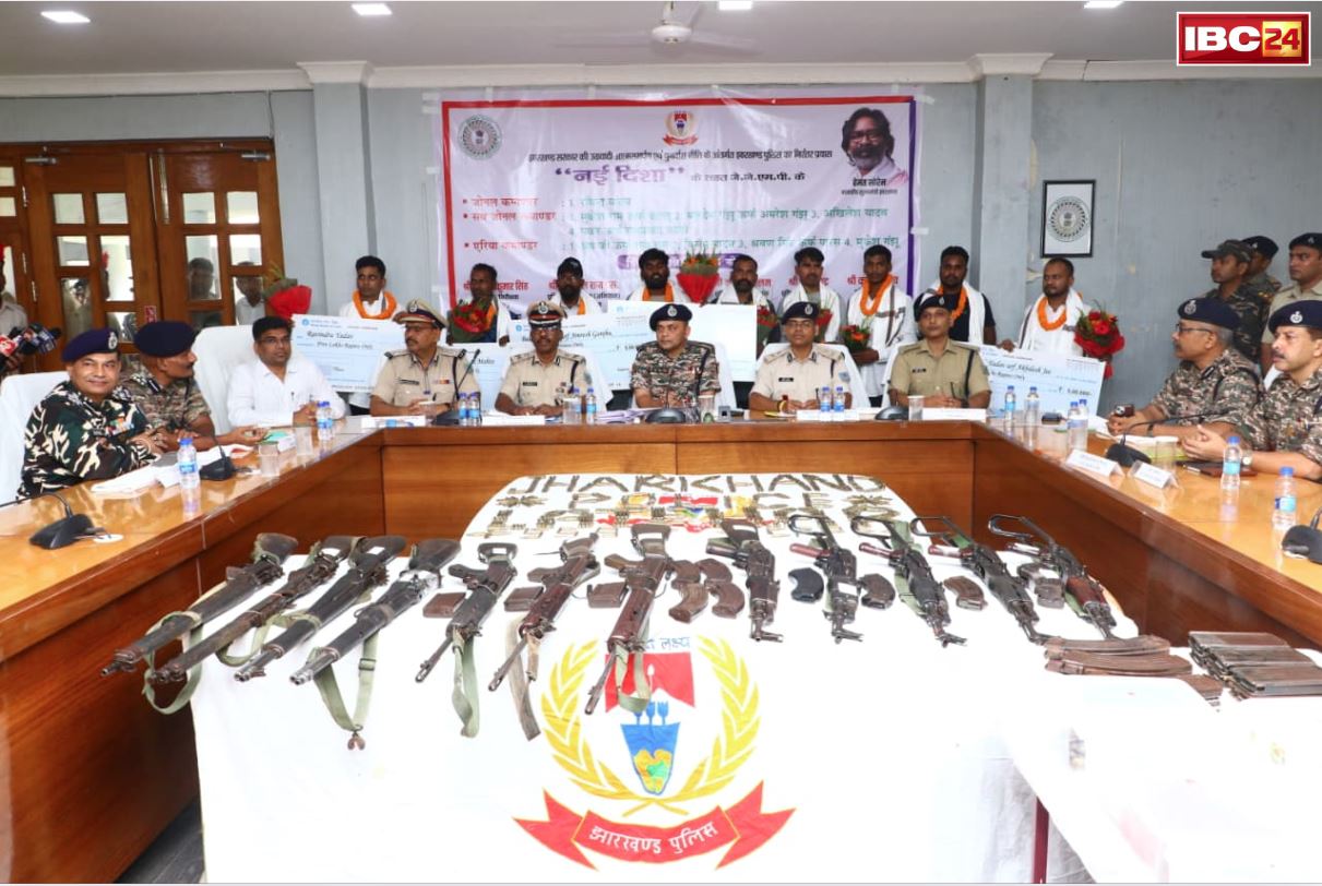 Naxalites Surrender in Jharkhand: माओवादियों को तगड़ा झटका.. हाईटेक हथियारों के साथ 9 नक्सलियों ने SP के सामने किया आत्मसमर्पण, देखें तस्वीर