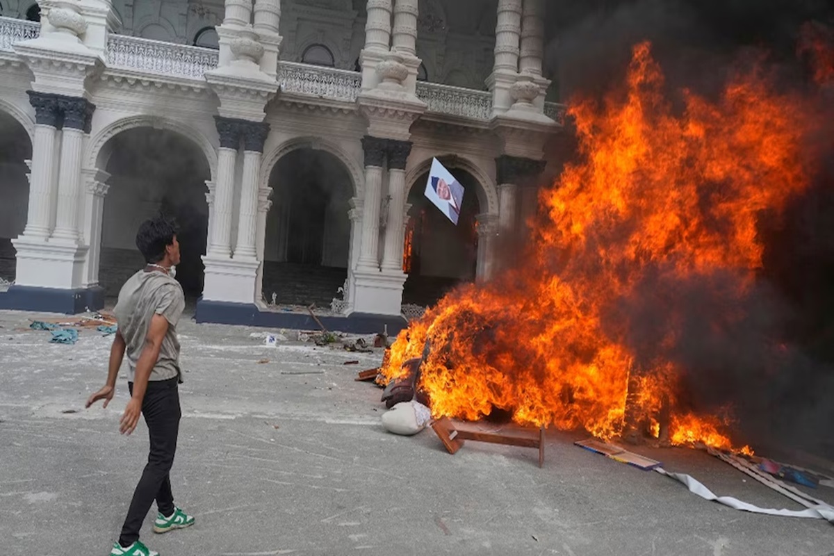 Nepal Protest Latest News: नेपाल में बेकाबू हुए प्रदर्शनकारी, पूर्व पीएम की पत्नी को जिंदा जलाया, बुरी तरह पीटकर घर में लगा दी आग