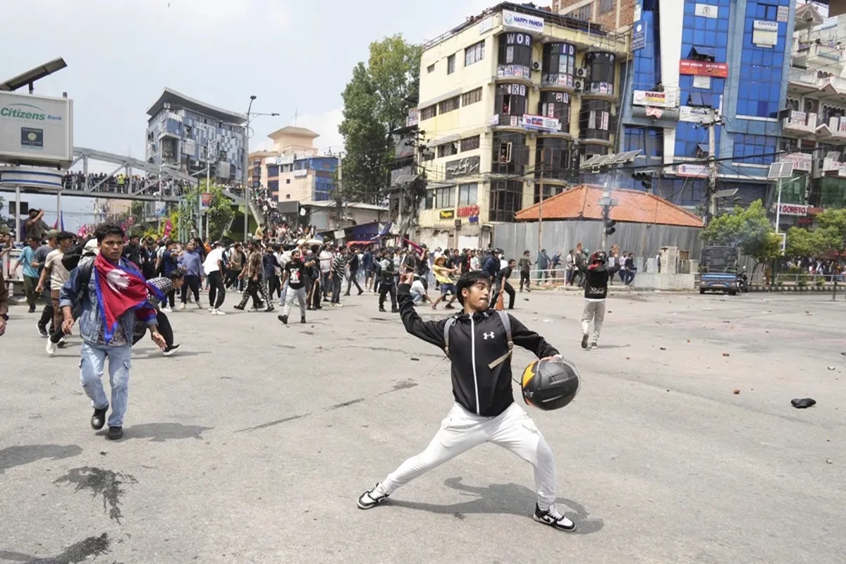 Nepal Protest: सोशल मीडिया बैन होने पर हिंसक प्रदर्शन, अब तक 20 लोगों की मौत,  प्रदर्शनकारियों को देखते ही गोली मारने का आदेश