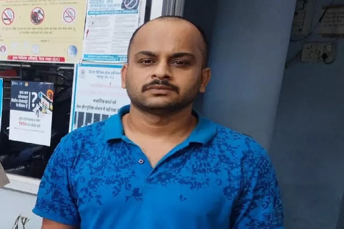 Raipur Crime News: 10 साल तक वर्दी का खेल! फर्जी पुलिस अफसर बन करोड़ों की वसूली करता था आशीष घोष, ऐसे हुआ मामले का खुलासा