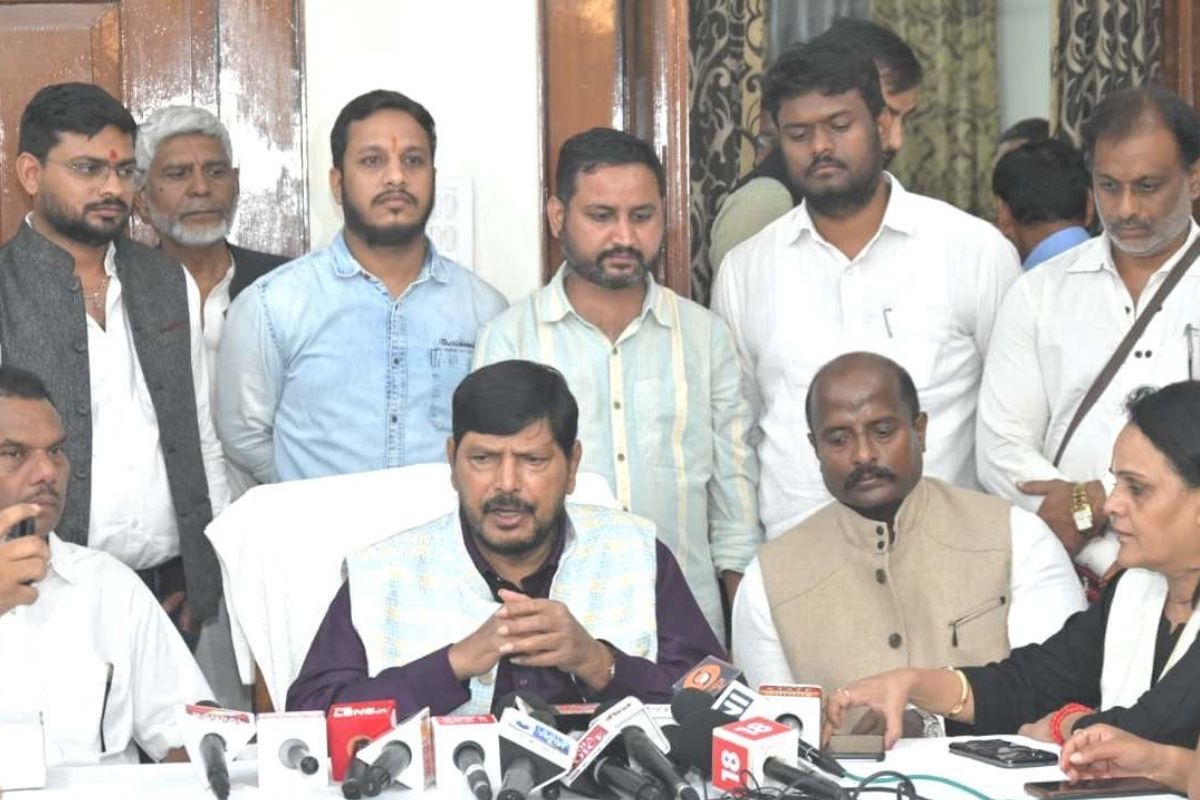 Ramdas Athawale Raipur Visit: छत्तीसगढ़ दौरे पर केंद्रीय मंत्री रामदास अठावले, योजनाओं की प्रगति पर ली समीक्षा बैठक, अधिकारियों को दिए निर्देश