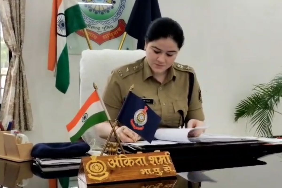 Sakti News: वाहनों को छोड़ने के बदले पैसा वसूली करता था कांस्टेबल, रिश्वतखोर आरक्षक सस्पेंड, SP अंकिता शर्मा ने लिया एक्शन