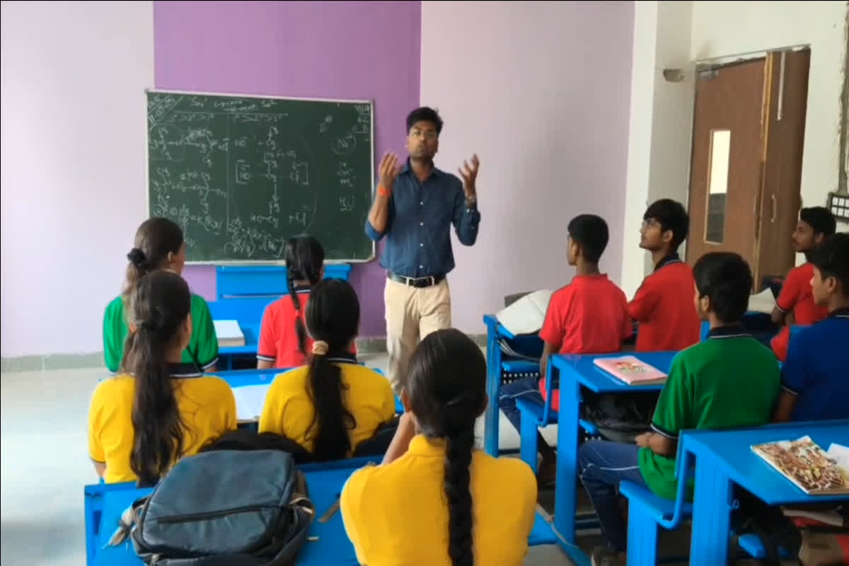 Satna News: जेल प्रहरी दिन में वर्दी, शाम को शिक्षक! मैहर के ‘आर्यन सर’ की अनोखी कहानी, कर रहे शिक्षा की नि:स्वार्थ सेवा