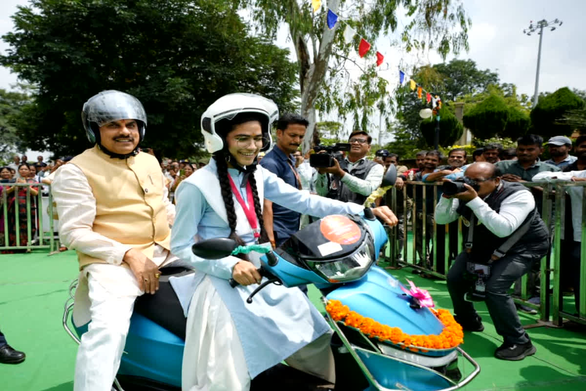 Scooty Distribution Program: स्कूटी मिलते ही खिले हजारों बच्चों के चेहरे, सीएम डॉ. मोहन ने पीछे बैठकर लिया राइड का आनंद, जानें क्या दी सलाह?
