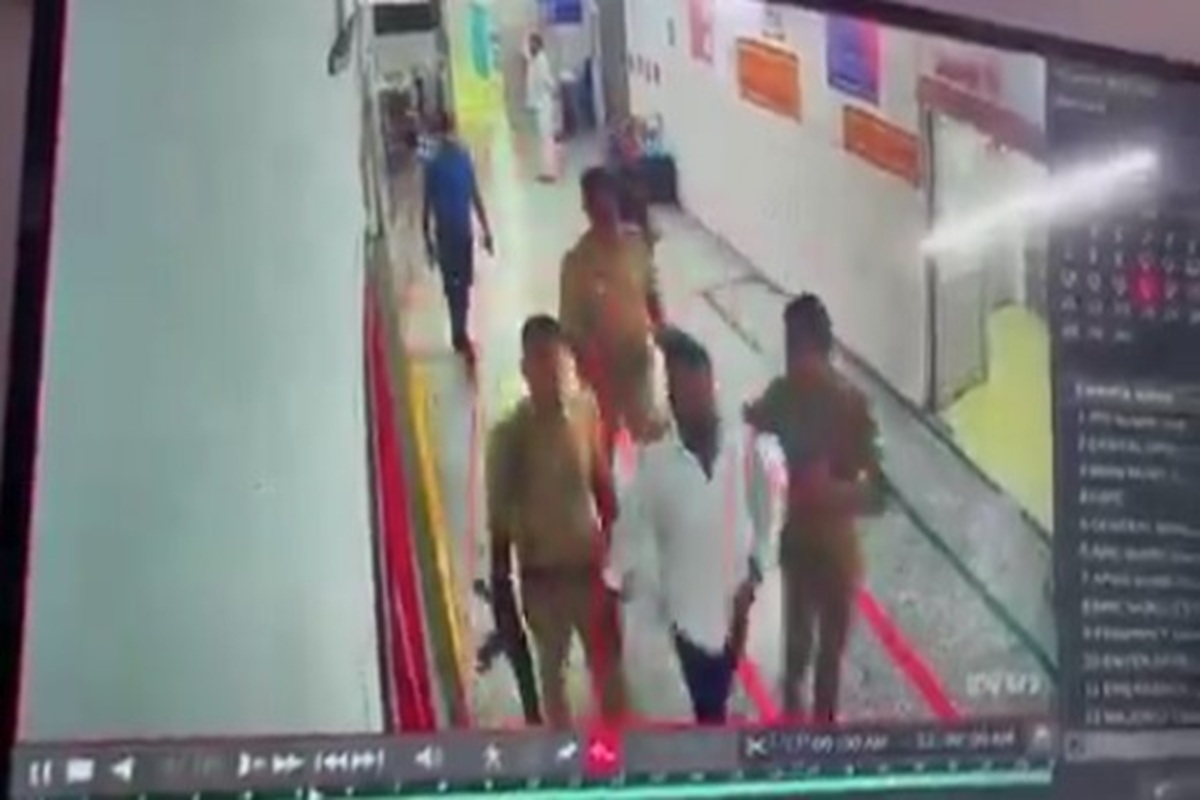 Etawah News: SSP की मां की तबीयत हुई खराब, तो अस्पताल से डॉक्टर को ही उठा ले गया थानेदार