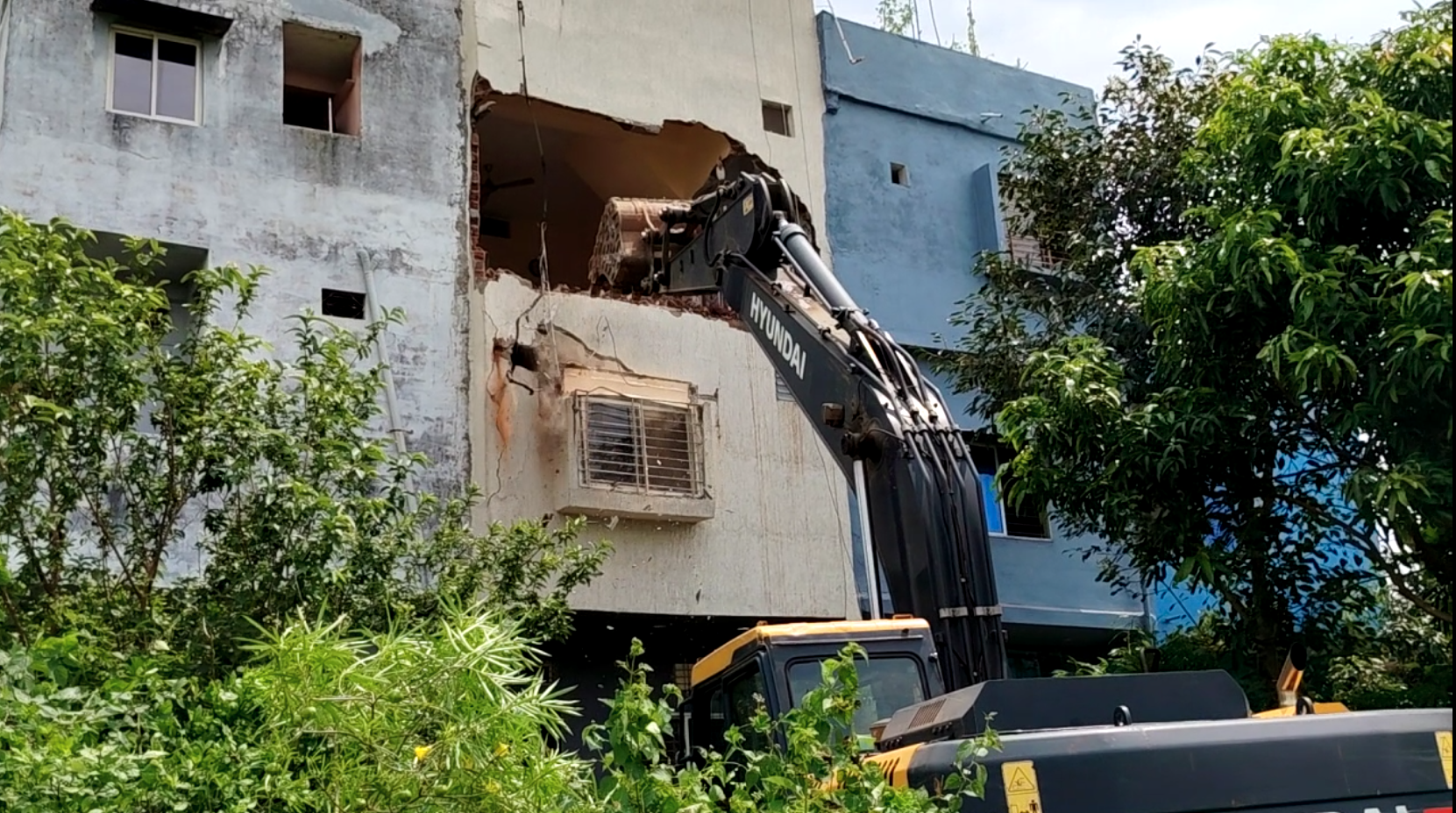 Sehore News: धर्मांतरण के आरोपी जब्बार खान के मकान पर चला बुलडोजर, नगर पालिका ने पहली मंजिल ढहाई, इलाज के नाम पर करता था धर्मांतरण