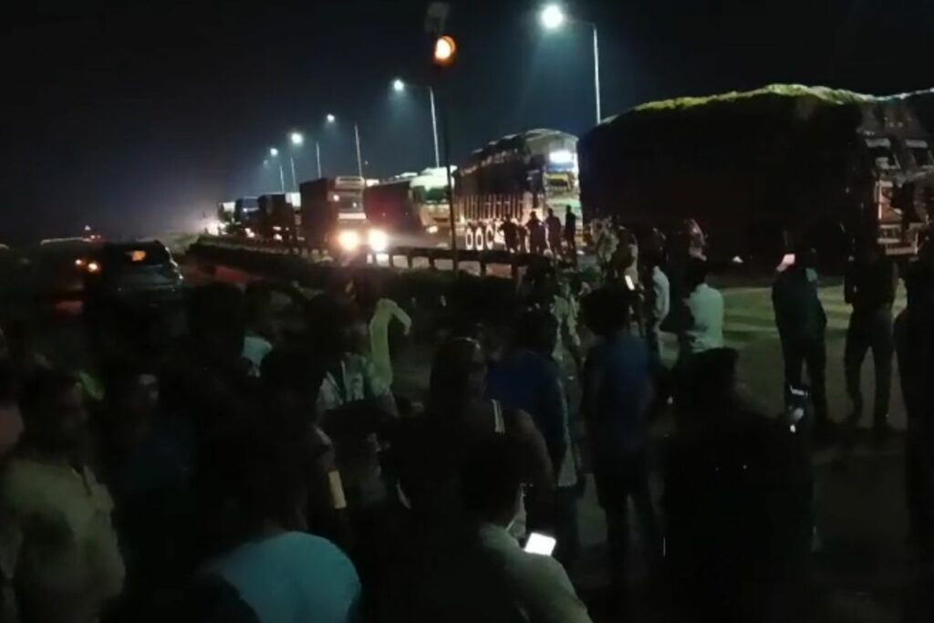 Shajapur Accident News, Tarana NH52 Crash, Sankoṭa Container Accident, NH-52 Cow Deaths, Farmer Killed on NH52, Shajapur Chakka Jam, Tarana Police News, Drunk Truck Driver Shajapur, Ujjain District Accident, Badarilal Phuleria Death, Sankoṭa Village News, NH52 Highway Protest, Shajapur Road Safety Demand, Madhya Pradesh Highway Accident, Shajapur Latest News