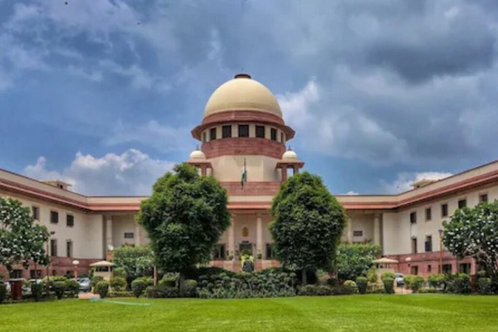 Supreme court on Rohingya Issues: तो क्या घुसपैठियों के लिए रेड कार्पेट लगा बिछाएं? Image: File