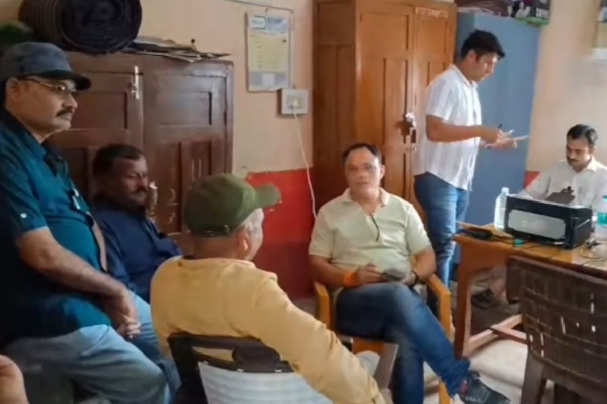 Tikamgarh Bribery News: रिश्वत लेते रंगे हाथ पकड़े गए सीएम राइज स्कूल के बाबू और चपरासी, इस एवज में निलंबित शिक्षक से मांगे थे 5 लाख, एक लाख रुपए लेते गिरफ्तार